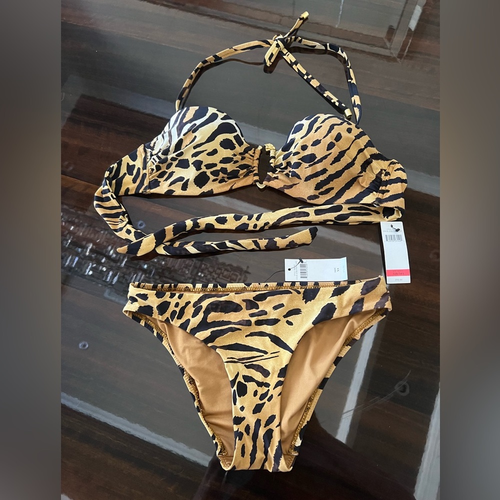 Natori 2-piece swimming suit. New with tags. Size XS. Made in Thailand.